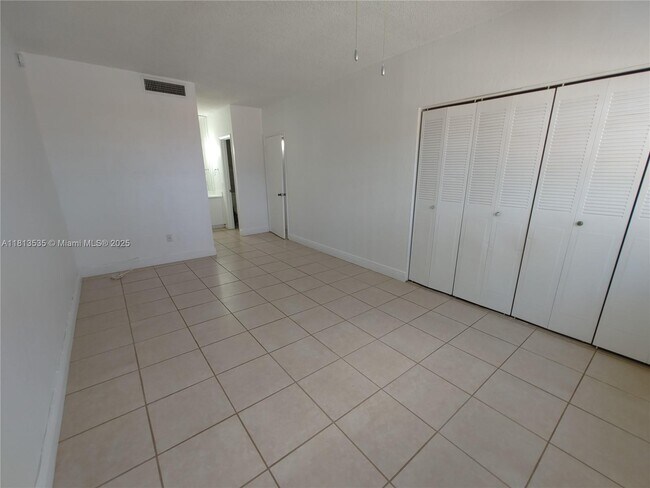 Building Photo - 1305 W 53rd St