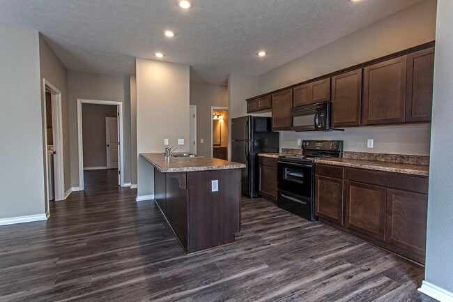 Building Photo - 3 Bed / 3 Bath 1200sqft House