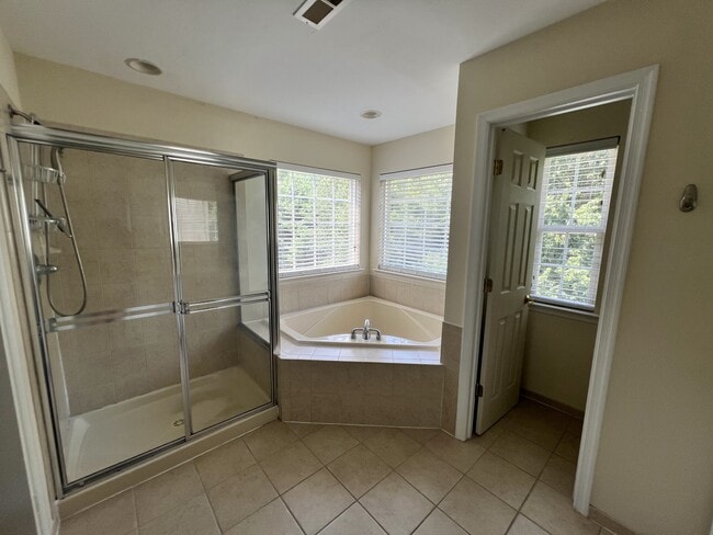 Building Photo - 512 Callander Way