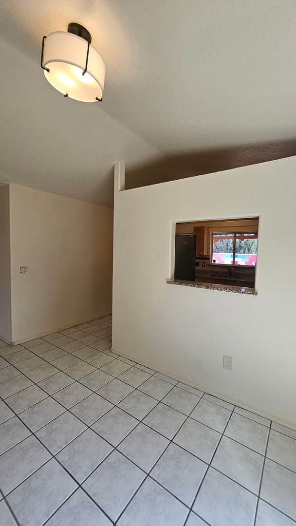 Building Photo - 3 bed 2 bath
