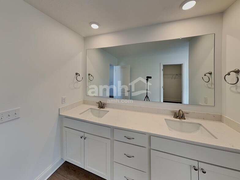 Building Photo - 206 Deanscroft Dr