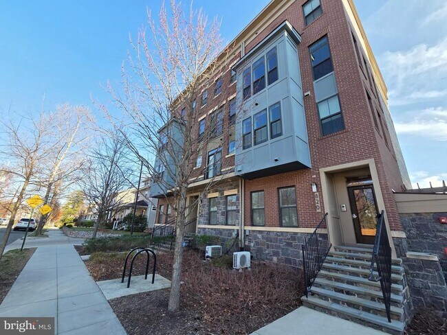 Building Photo - 820 Fern Pl NW