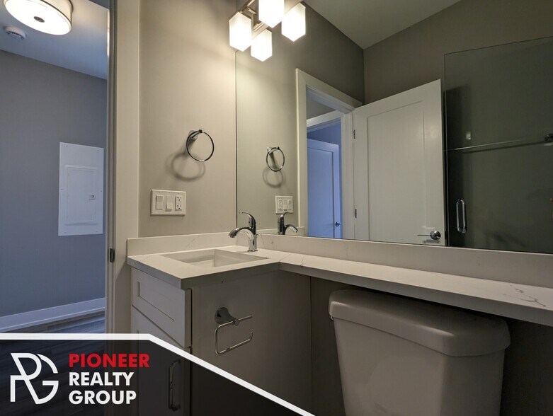 Building Photo - 3939 N Janssen Ave