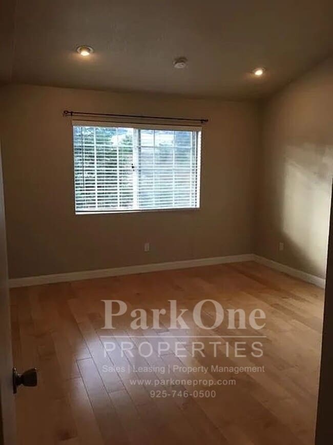 Building Photo - Nicely Updated Townhouse in Concord Availb...