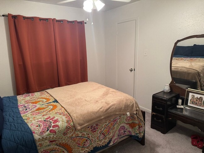 Building Photo - DECEMBER MOVE IN!  Cute 3 Bedroom 1.5 Bath...