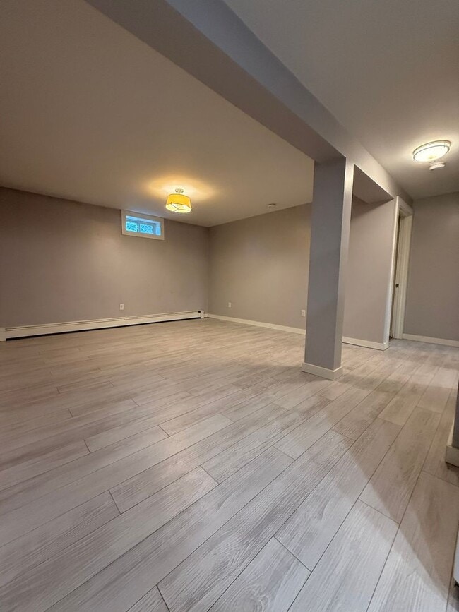 Building Photo - Dunbar Ave (121)