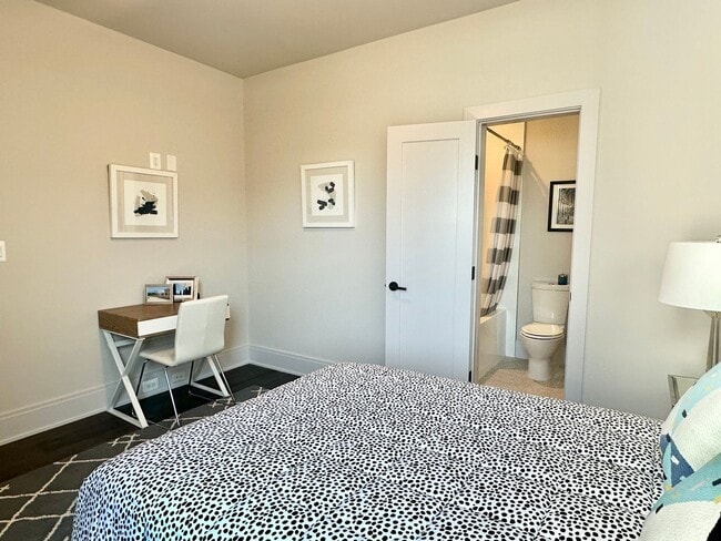 Building Photo - 2 Bedroom 2.5 Bathroom Penthouse with Park...