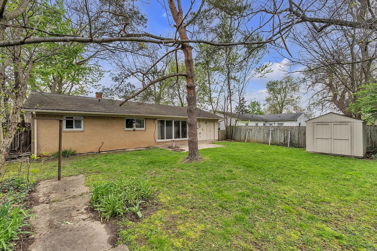 Building Photo - 1114 N Maple Rd
