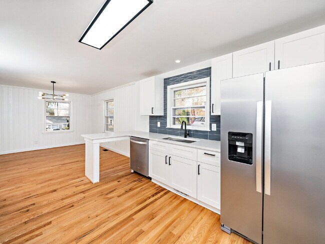 Building Photo - "Charming 3-Bed Home with Gleaming Hardwood Floors on Sheffield Road!"