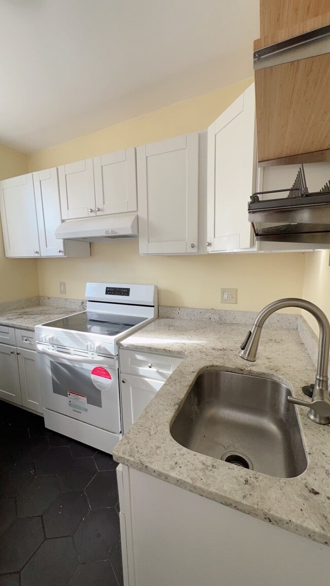 Building Photo - 2307 Windsor Ave