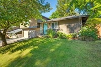 Building Photo - 4 bedroom 3 bath home in Tualatin with separate living quarters