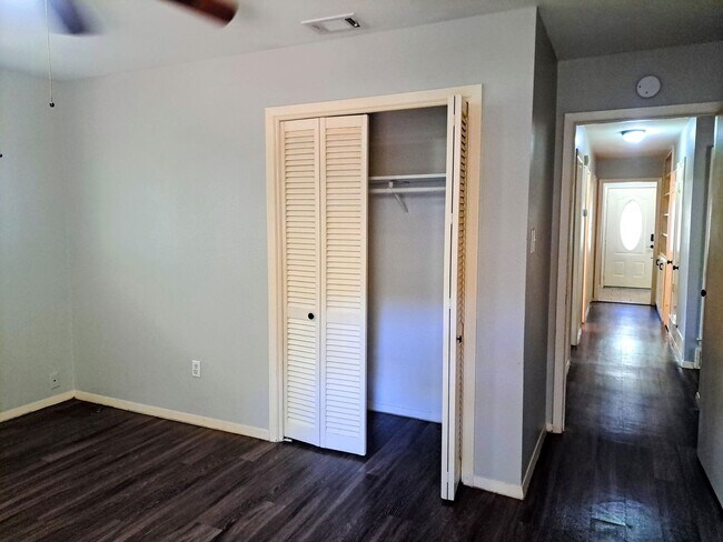 Building Photo - 56041 Glenwick Ln
