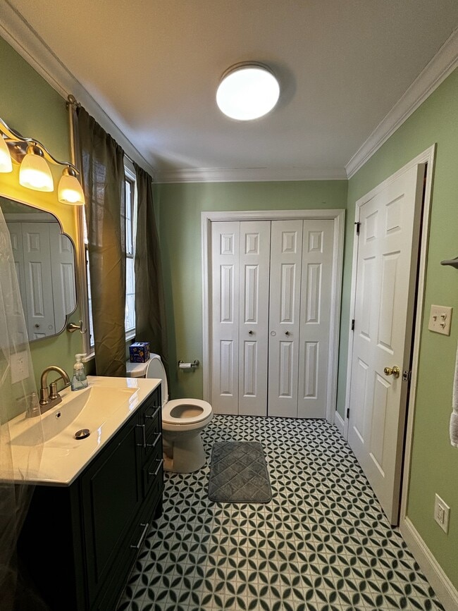 Building Photo - 807 W 10th St