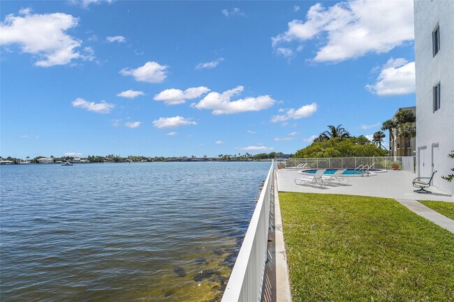 Building Photo - 301 Croton Ave