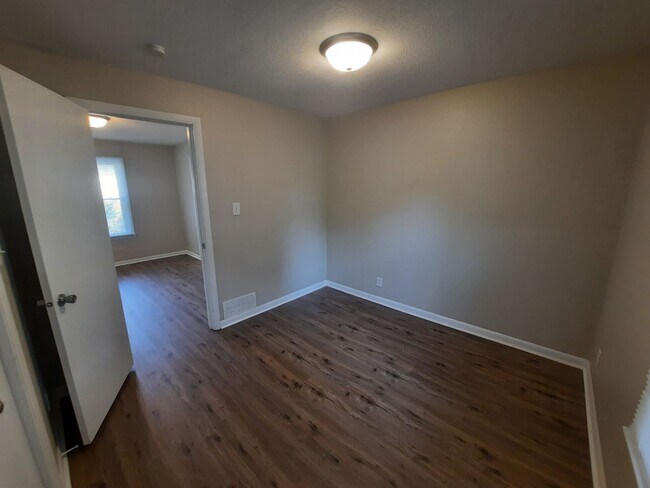 Building Photo - 3 bedroom home with covered patio and garage!