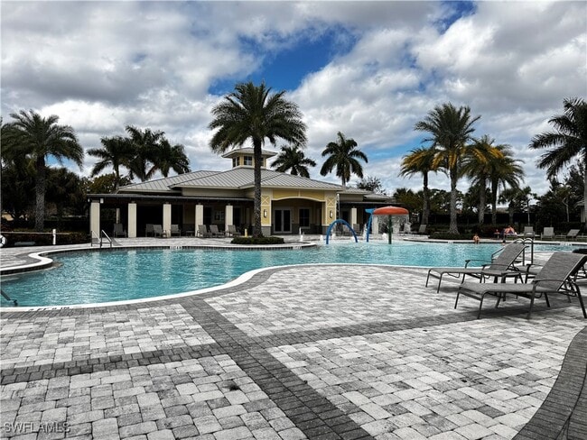 Building Photo - 2084 Wellington St