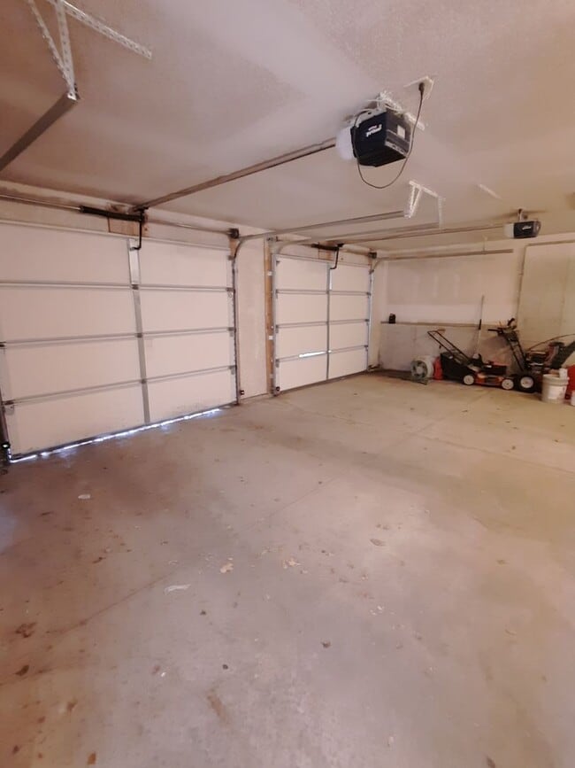 Building Photo - 3 BEDROOM | 2 BATH | TRI-LEVEL | NORTH