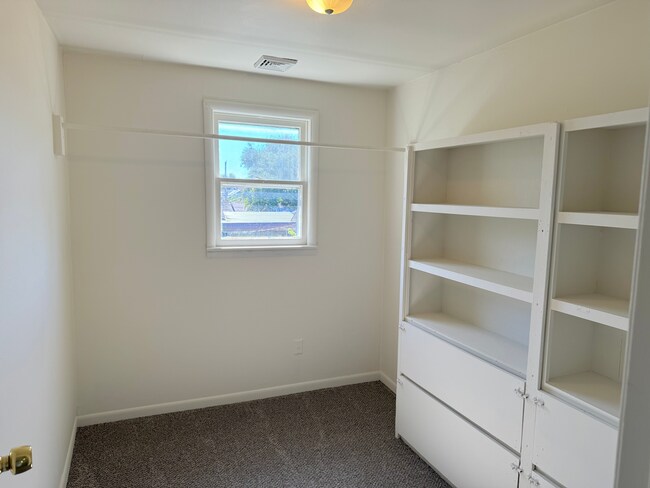 Building Photo - 2601 Elmo Ave