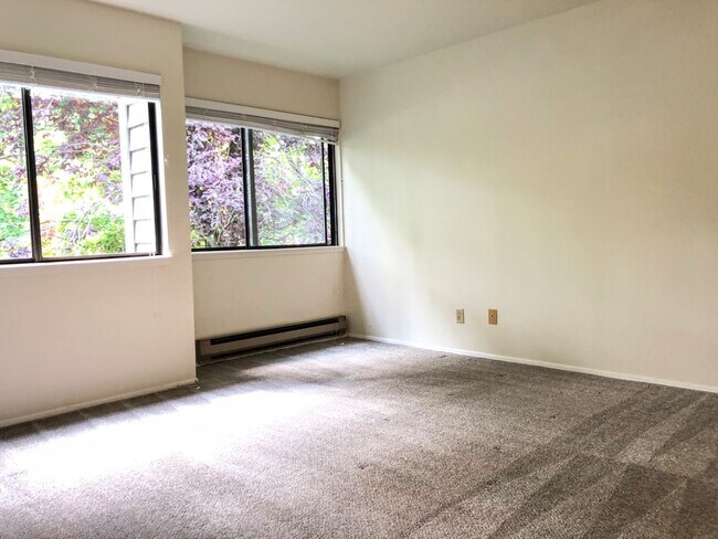 Building Photo - Spacious 2db, 2ba Condo Downtown Bellevue in Tranquil Setting