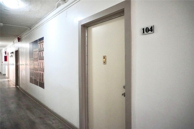 Building Photo - 501 SW 6th Ct