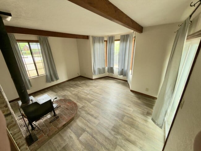 Building Photo - 372 W Hickory St