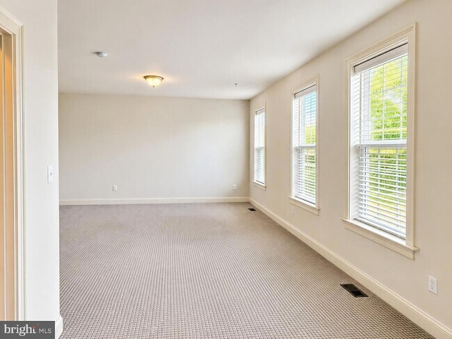 Building Photo - 3332 Burton Dr