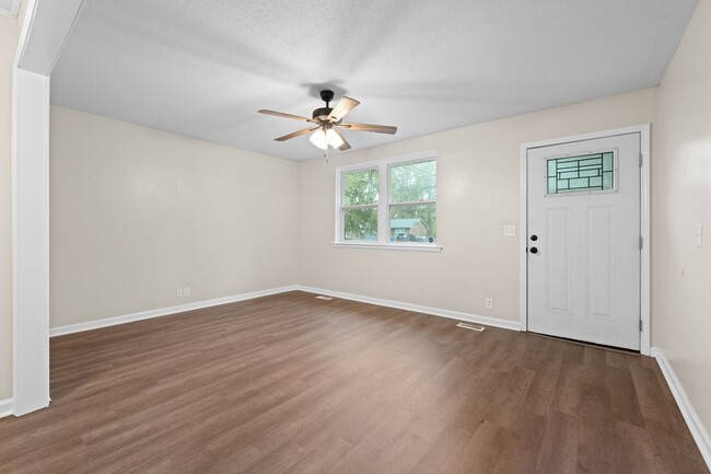 Building Photo - Renovated 3 Bedroom Dog Friendly Home For ...