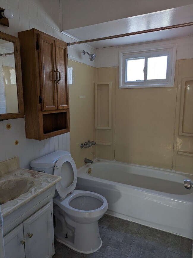 Building Photo - 7501 Lamphere- 3 Bed & 1 Bath FOR RENT