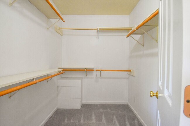 Building Photo - 3 Bedroom 2.5 Bathroom with a Bonus: Small...