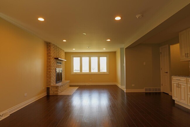 Building Photo - 10109 S Kilbourn Ave