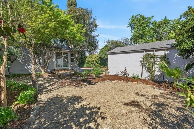 Building Photo - 2 bedroom | 1 bathroom | Single family in East Sac