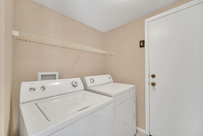 Building Photo - Partially Furnished 6 bedroom/5 Bath home