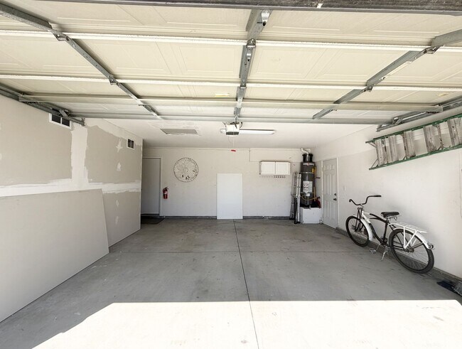 Building Photo - AVAILABLE NOW!! GORGEOUS 4 Bedroom 2 Bathroom Home in La Quinta.