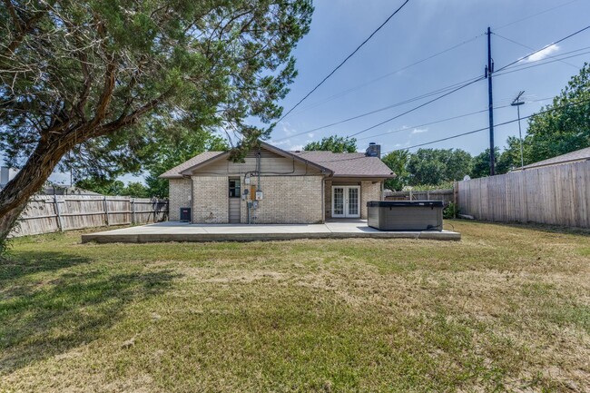 Building Photo - 3 Bedroom 2 Bath Home with Massive Fenced ...