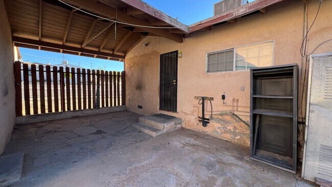 Building Photo - P008