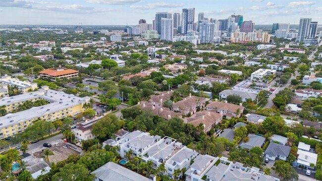 Building Photo - 218 NE 15th Ave