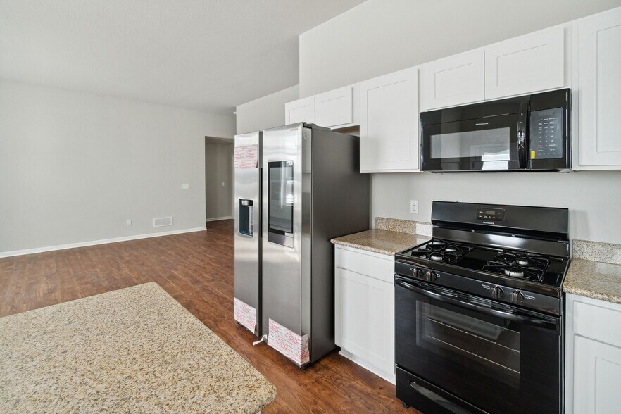 Building Photo - 2655 Claremont Dr
