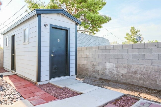 Building Photo - 307 Regina Way