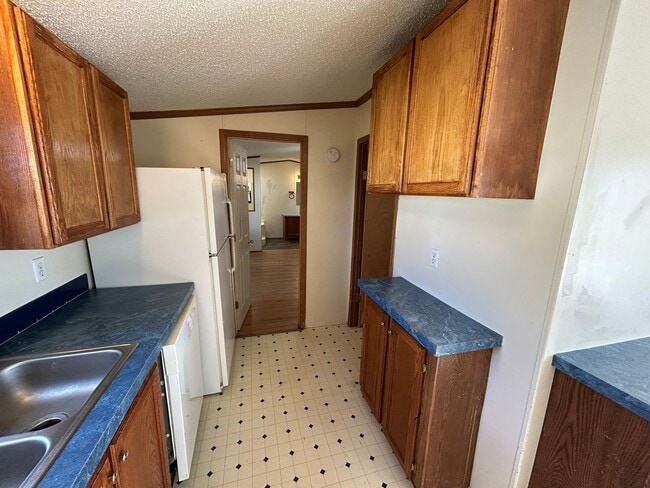 Building Photo - 3 Bed 2 Bath Updated Mobile Home w/ Fenced Yard & Many Amenities