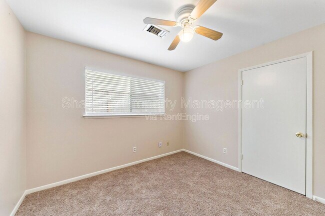 Building Photo - 5522 Ariel St