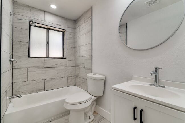 Building Photo - 1622 Hillwood Dr