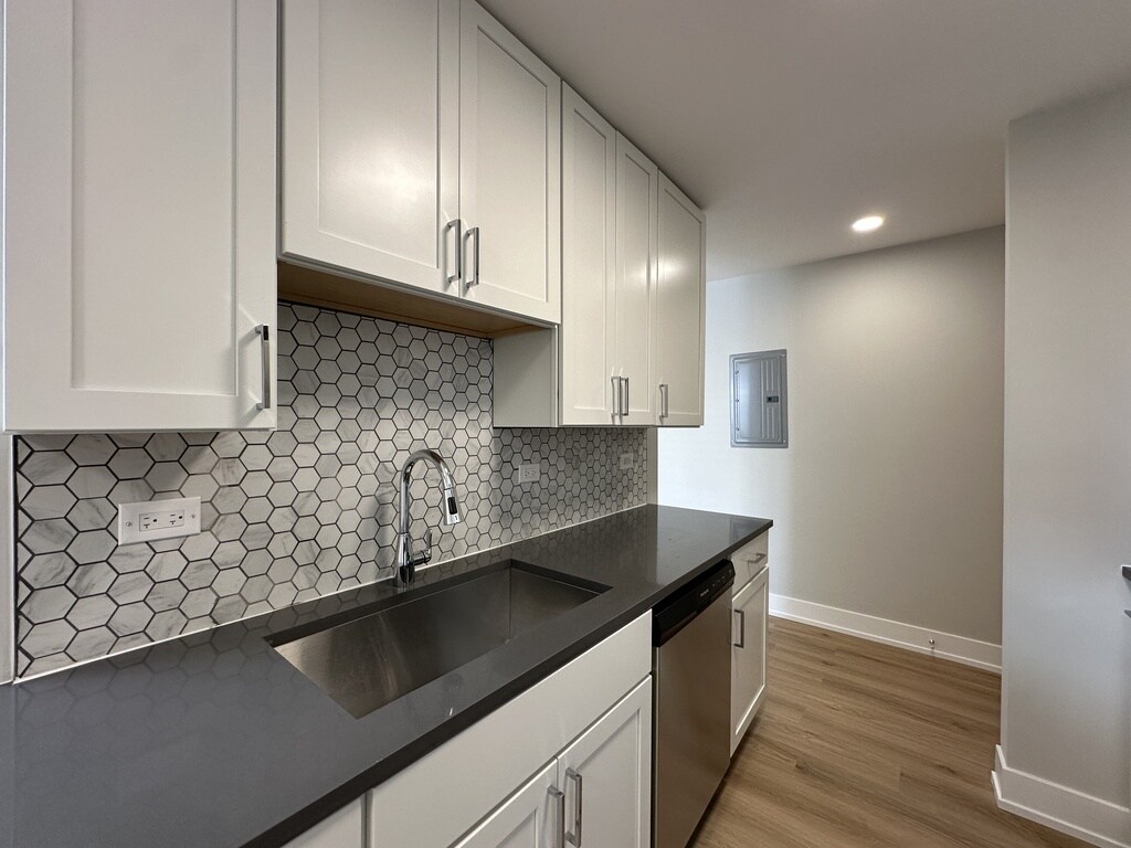 Building Photo - 535 W Aldine Ave