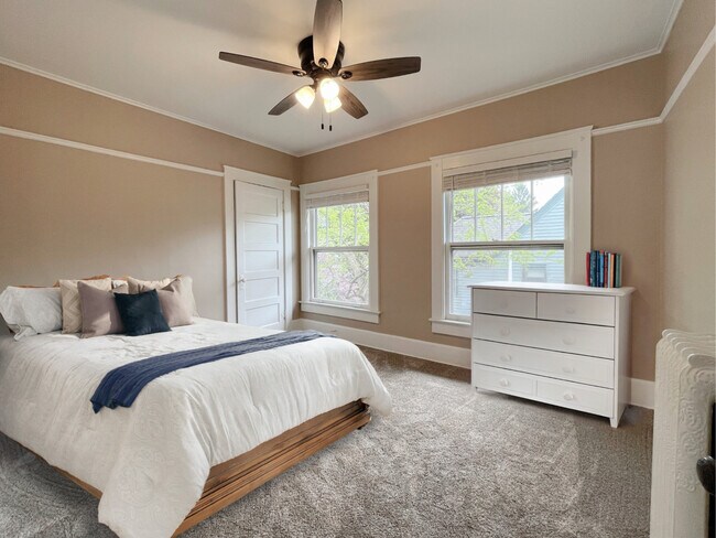 Building Photo - 405 La Fox River Dr