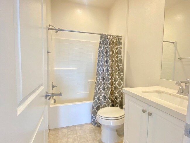 Building Photo - Modern Coastal Living – 2-Bed, 2.5-Bath Ho...