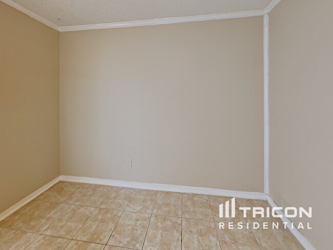 Building Photo - 6810 Maple Lk St