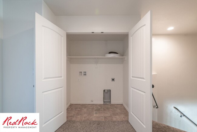 Building Photo - 3 Bedroom Townhome In Southgate Community