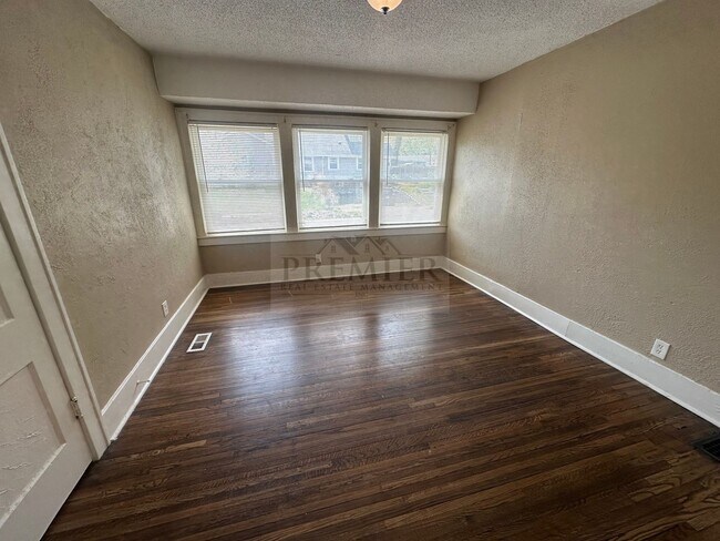 Building Photo - Rent $895 -5646 Lydia Ave, Kansas City, MO...