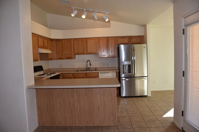 Building Photo - Fabulous Home Close to everything you'll Need in Sierra Vista, Az