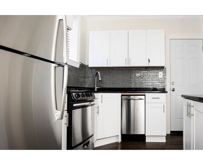 Building Photo - 3841 N Greenview Ave