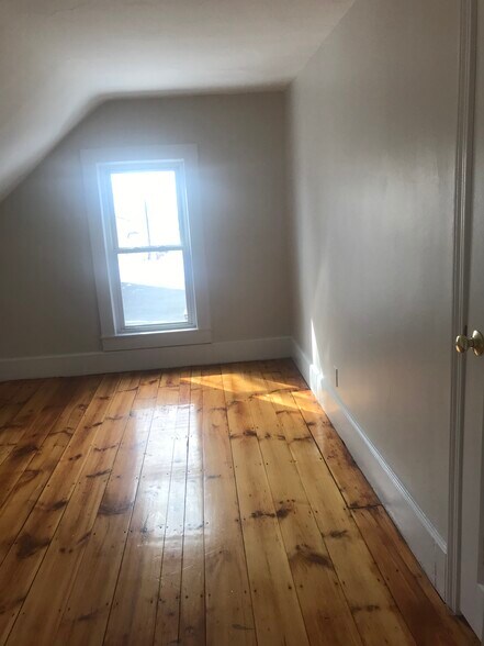 Building Photo - 25R Saunders St